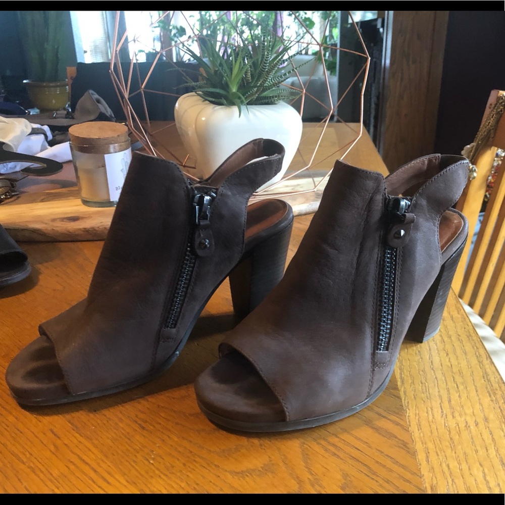 Soft Sole by Kenneth Cole Open Toe Shoe
